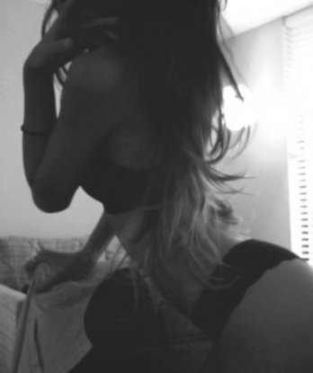 У меня нежные кривые формы, магические губы и завораживающий взгляд. Чувственность и опыт в моих кровях. Я знаю, как удовлетворить мужчину и доставить ему незабываемое наслаждение. Мои услуги включают классический и оральный секс, массаж, стриптиз и еще многое другое. Я всегда готова исполнить твои самые сокровенные фантазии. Мои фото 100% реальные, и мои клиенты всегда остаются довольными. Сделай шаг к наслаждению и позвони или напиши мне для встречи в Москве. Я жду тебя, чтобы сделать нашу встречу незабываемой 💋🔥 9242, 21 год